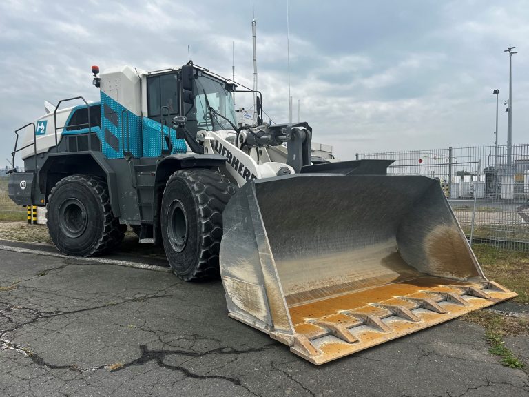 Großradlader von Liebherr mit Wasserstoffantrieb im Bremerhavener Fischereihafen
