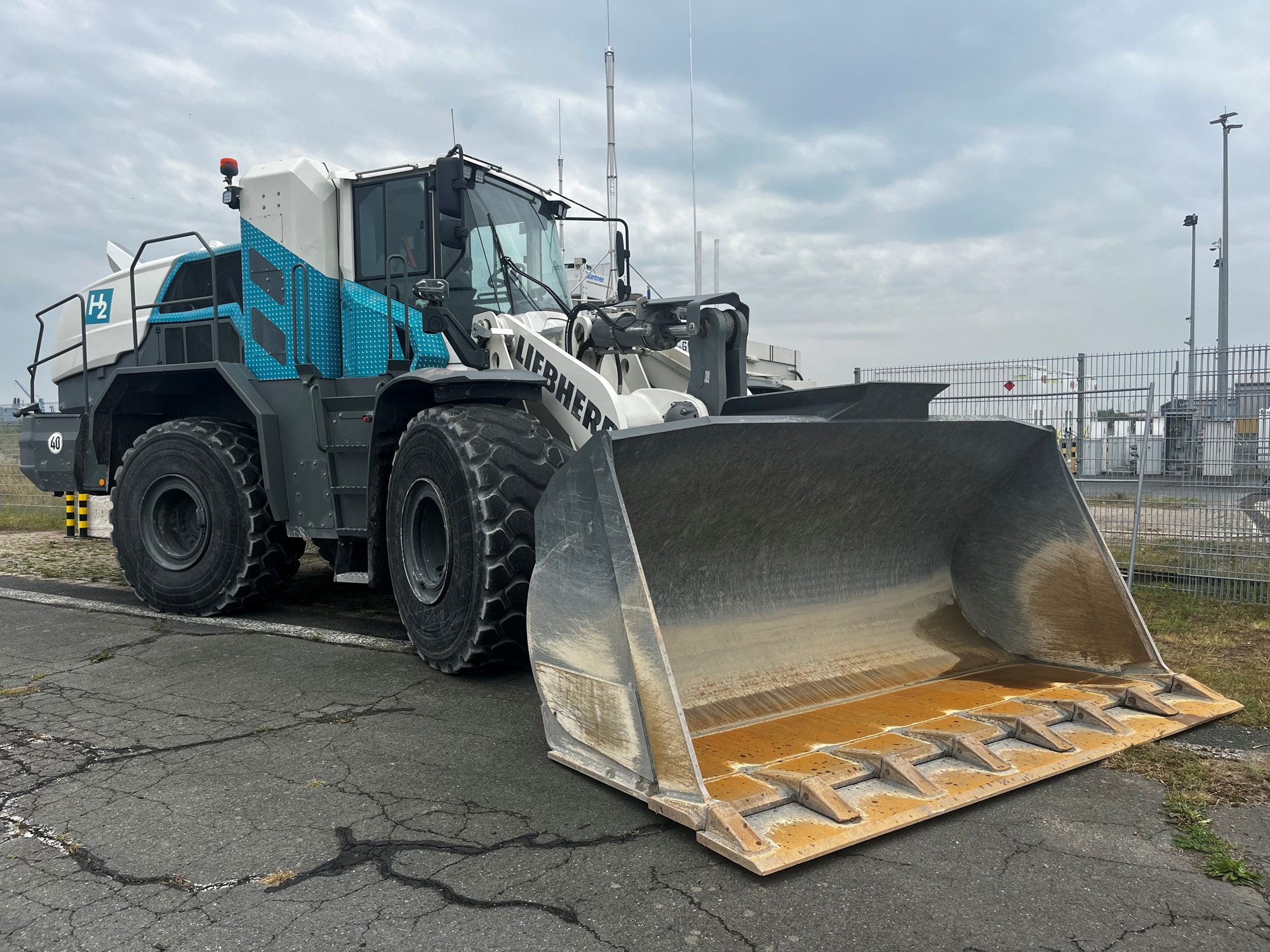 Großradlader von Liebherr mit Wasserstoffantrieb im Bremerhavener Fischereihafen