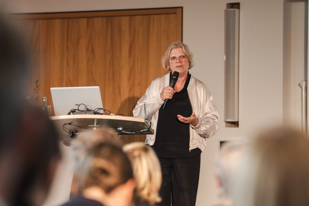 Wirtschaftssenatorin Kristina Vogt spricht beim Kick-off von H2B:IMPACT