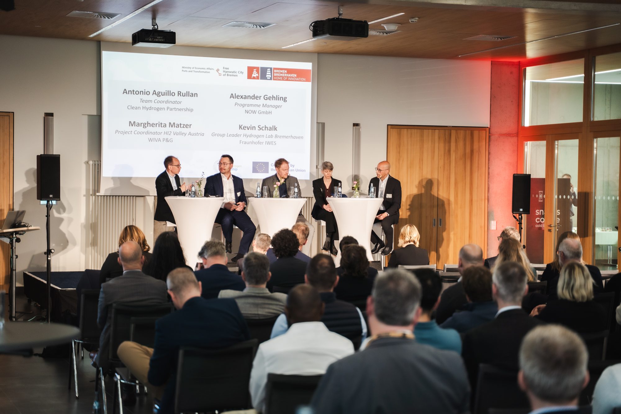 Podiumsdiskussion beim Kick-off von H2B:IMPACT vor vollem Saal
